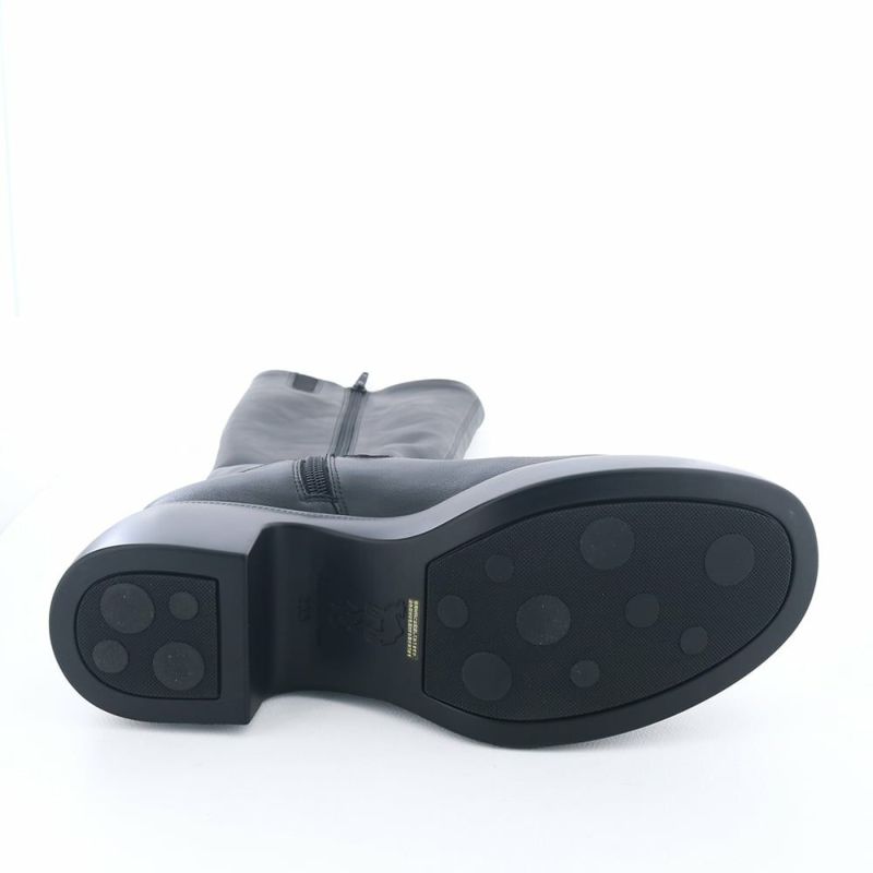 ソール全体に厚みがあり傾斜は2.5cmほど