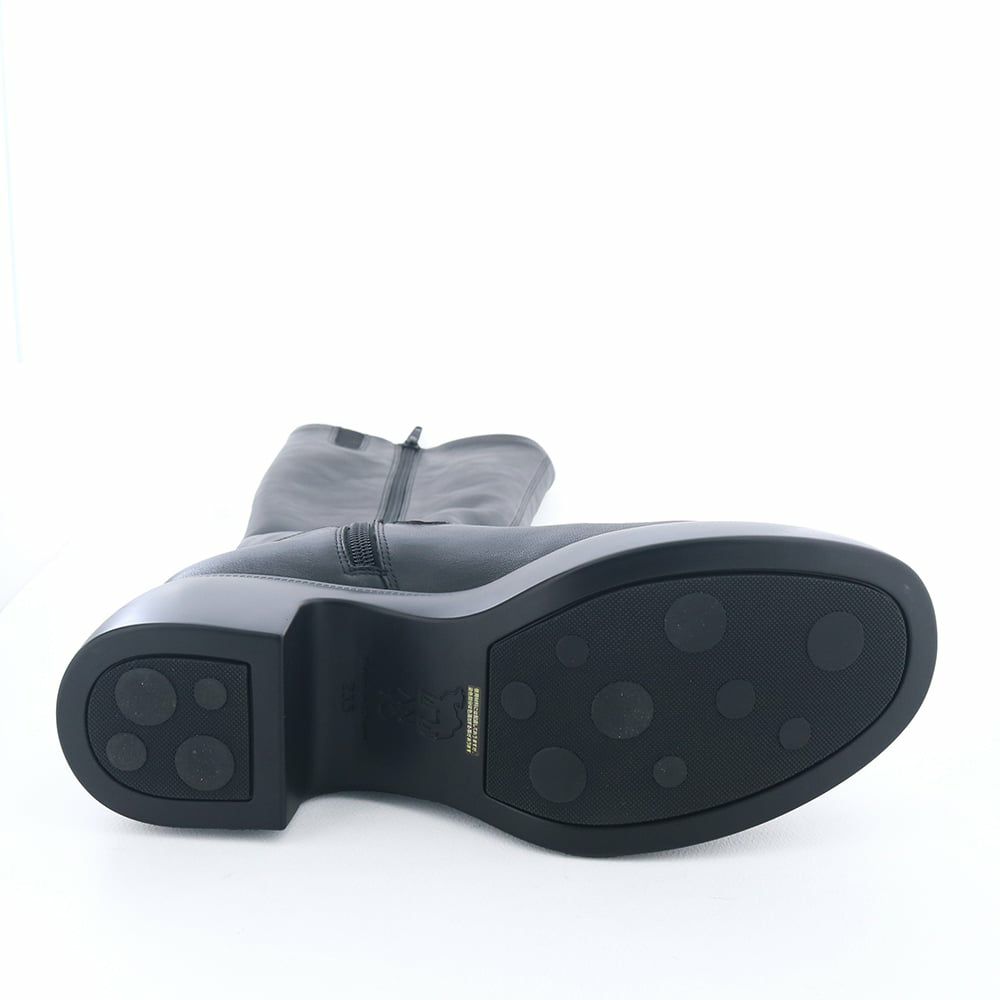 ソール全体に厚みがあり傾斜は2.5cmほど