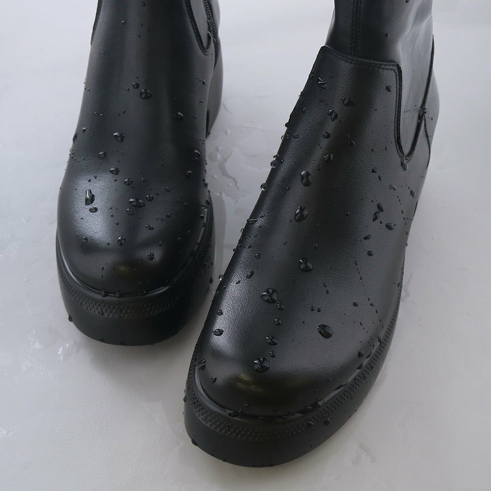 アッパーは急な雨も安心な撥水仕様になっています