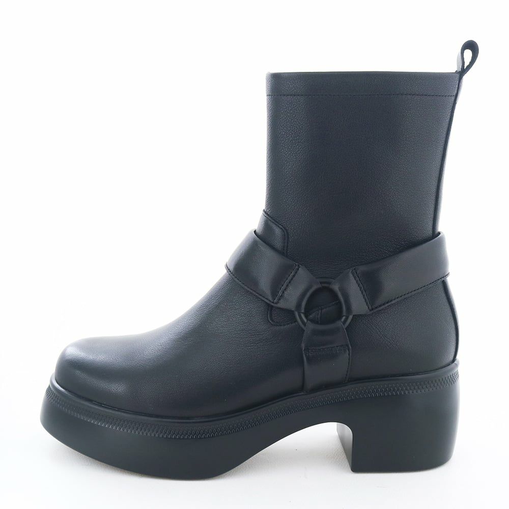 バイカールックが新鮮。大人カジュアルなリングブーツ