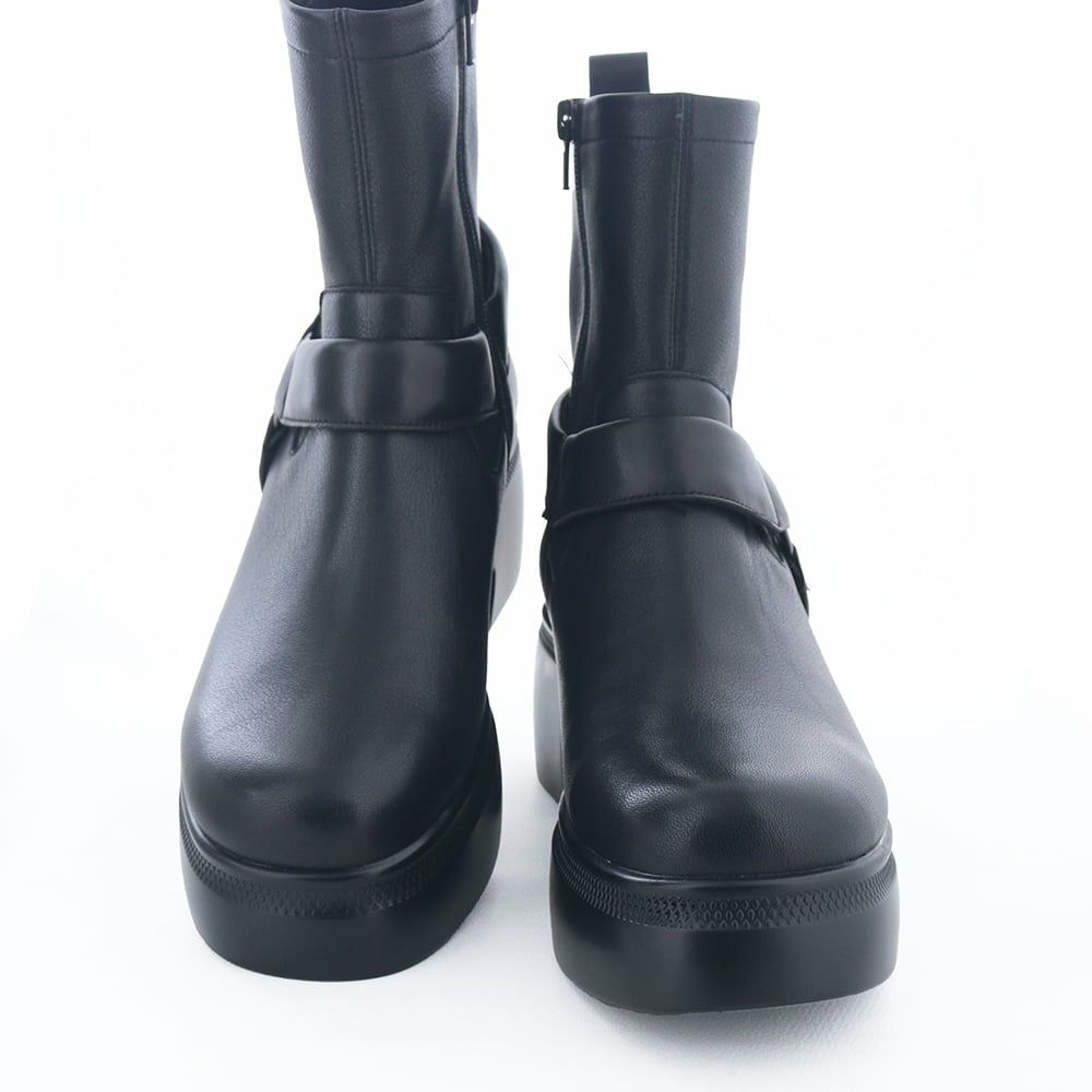 存在感のあるシルエットでコーデのアクセントになる一足です