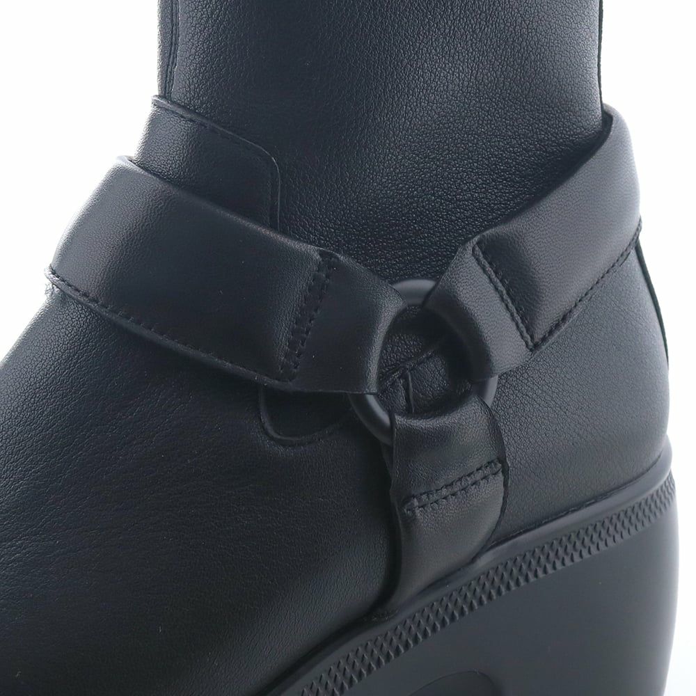 マットブラックのリングとパデット仕様のベルトがポイント