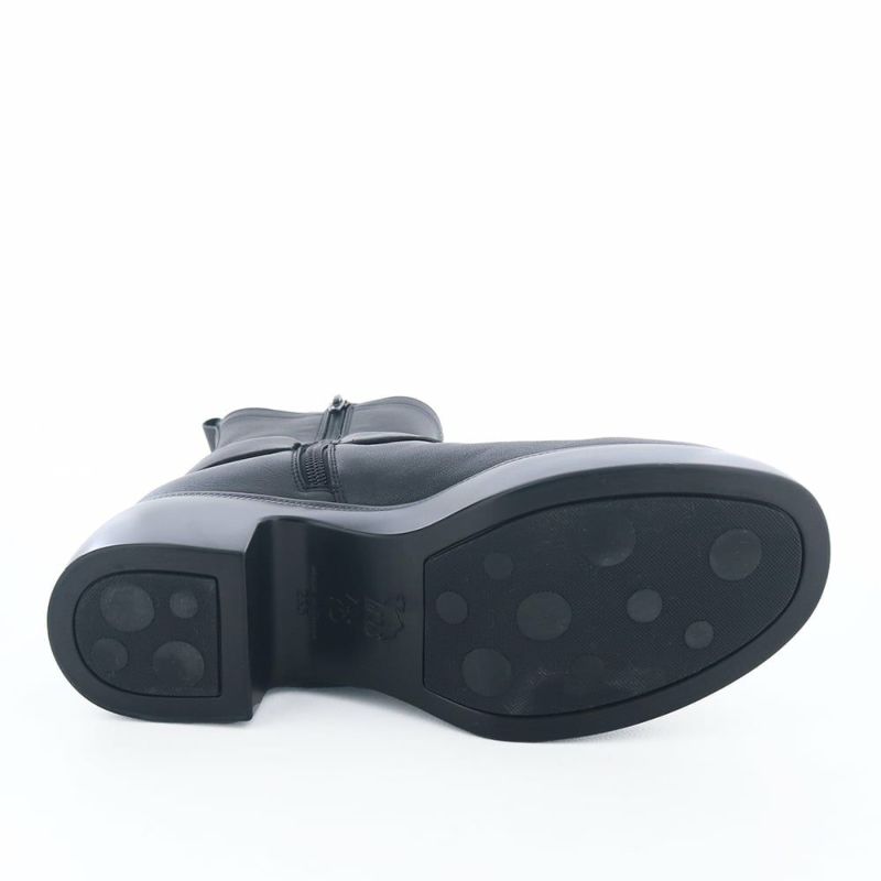 ソール全体に厚みがあり傾斜は2.5cmほど