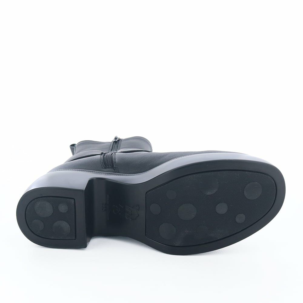 ソール全体に厚みがあり傾斜は2.5cmほど