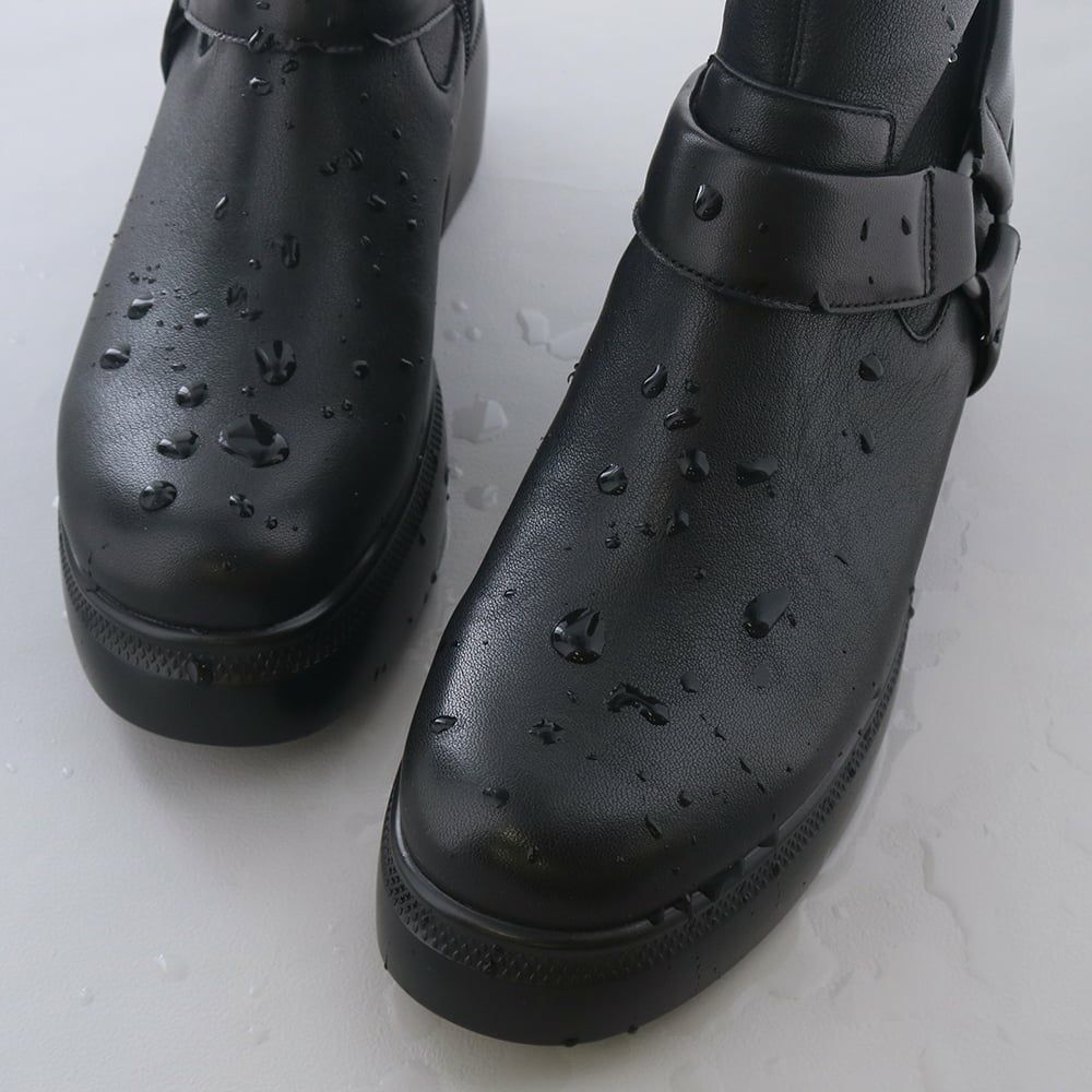 アッパーは急な雨も安心な撥水仕様になっています