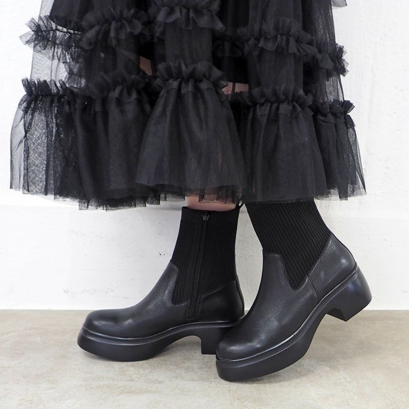 ブラック