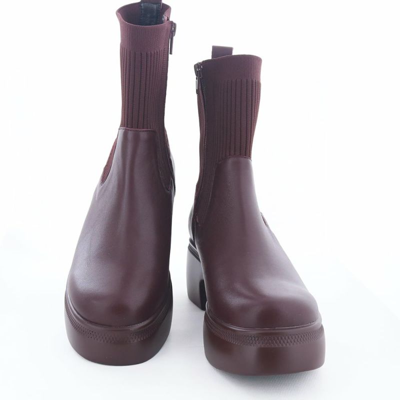 脚に沿うすっきりニット筒と厚底でメリハリの効いたシルエット