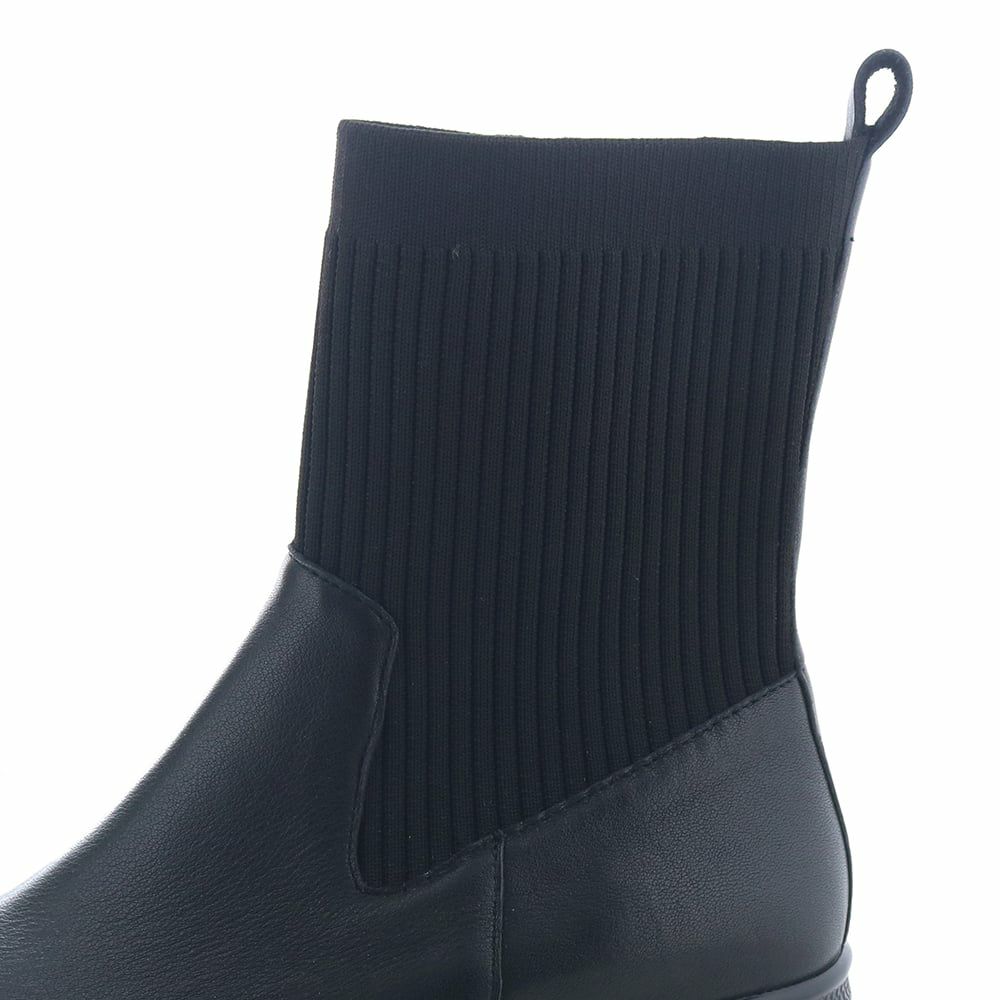 伸縮性のあるニット素材が足にやさしくフィット