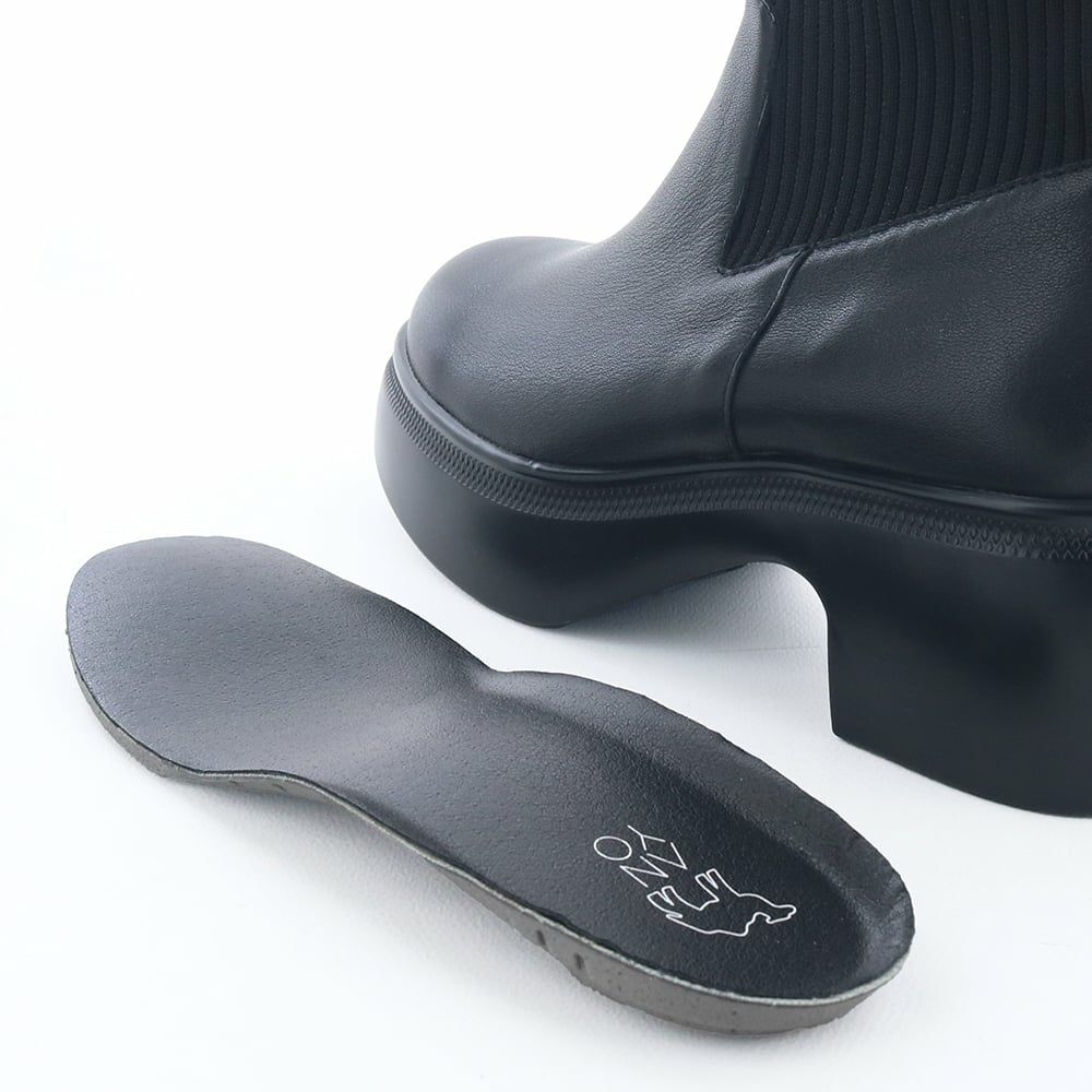 インソールは取り外しできるカップインソールタイプ