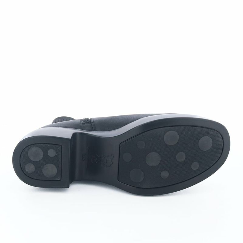 ソール全体に厚みがあり傾斜は2.5cmほど