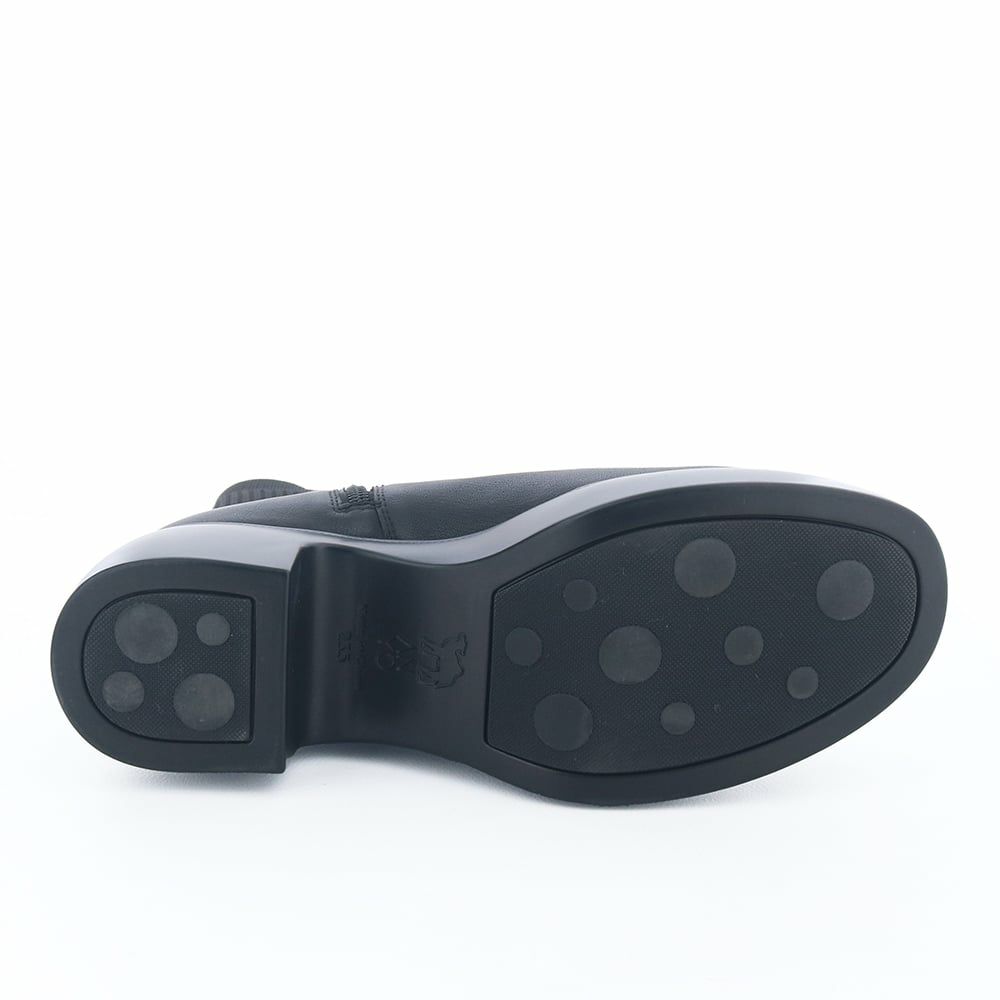 ソール全体に厚みがあり傾斜は2.5cmほど