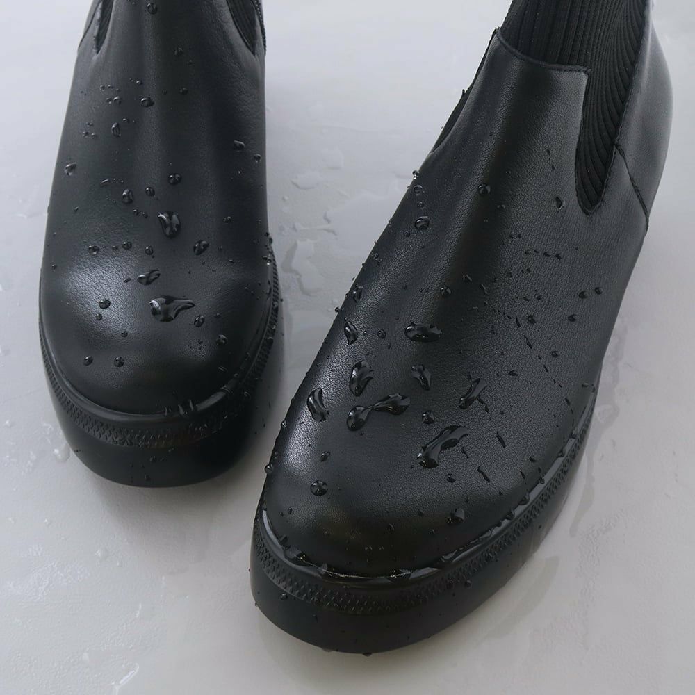 アッパーは急な雨も安心な撥水仕様になっています
