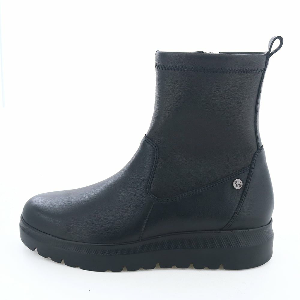 シンプルで履き回しのしやすいストレッチブーツ