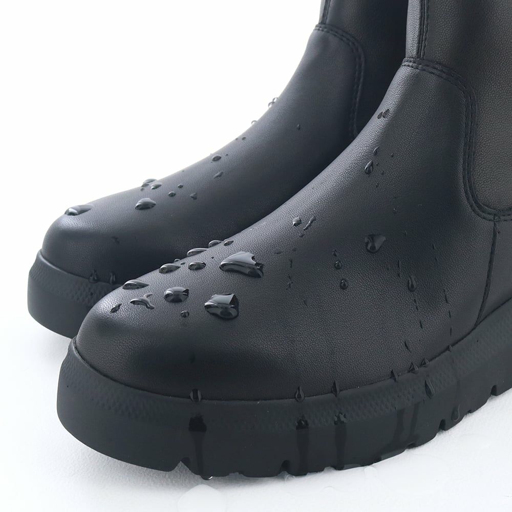 撥水仕様で天候に左右されず履けるのが嬉しい