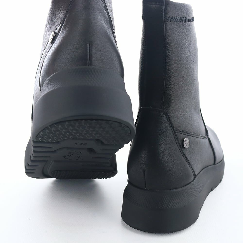 ソールは滑りにくい仕様。濡れた床面も安心です