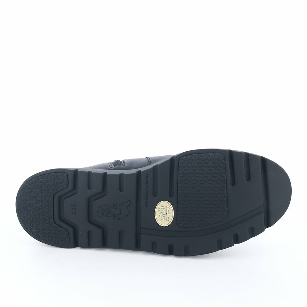 ソール全体に厚みがあり傾斜は2.5cmほど