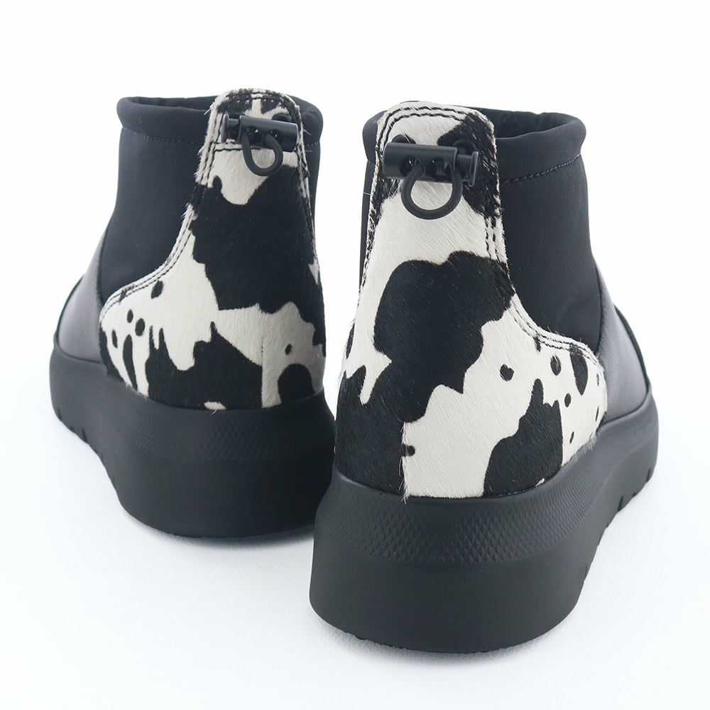 ANYOではおなじみのバックのアニマルプリントがコーデのアクセントに