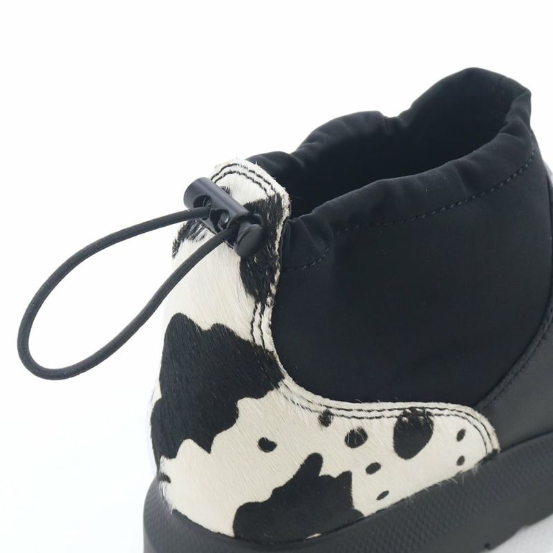 履き口周りは可動式。紐を絞ってフィット感を調整できます