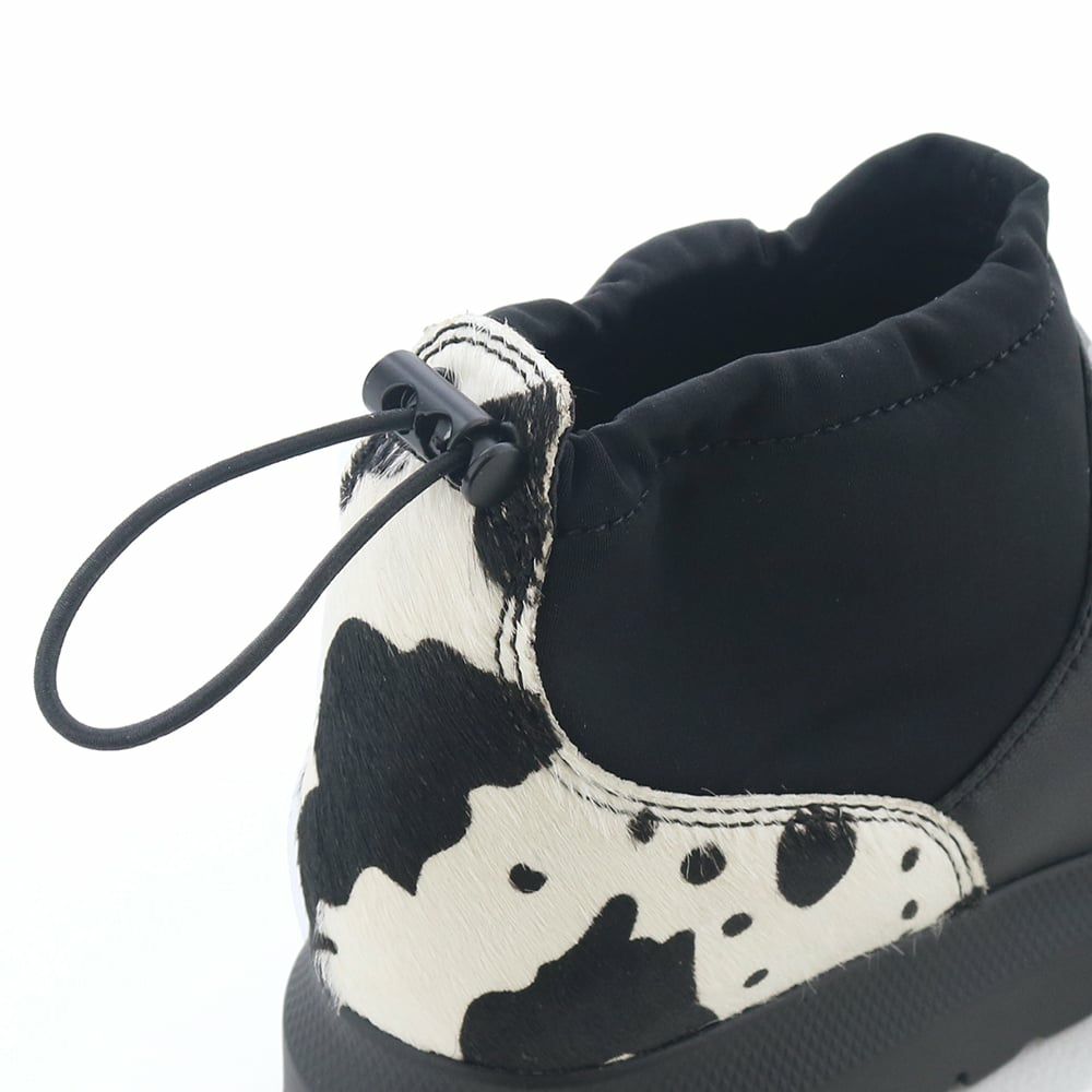 履き口周りは可動式。紐を絞ってフィット感を調整できます