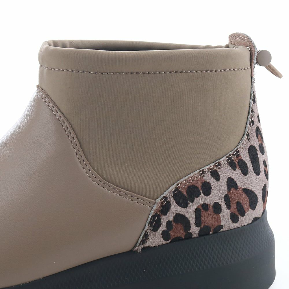 シャフトは柔らかな生地素材。足あたりがよく足の動きも妨げません