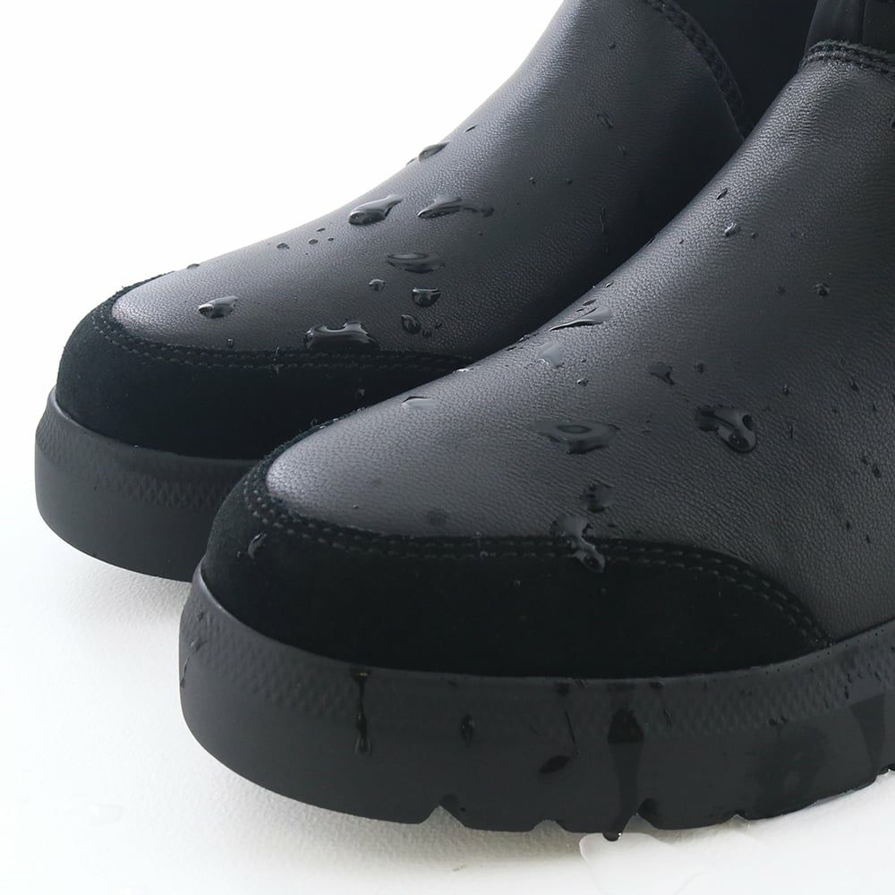 アッパーには撥水加工を施しているので、急な雨にも慌てない