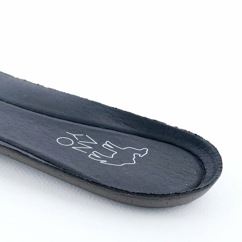 カップ状のヒールで足の横ずれを防ぎます