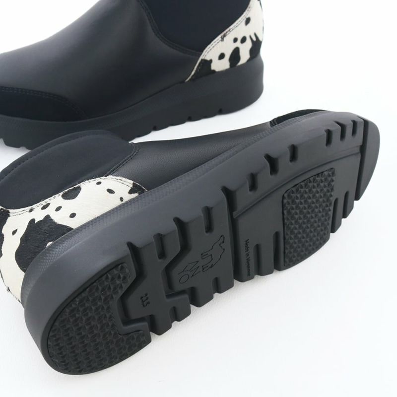 ブランドオリジナルのモールドソールを採用