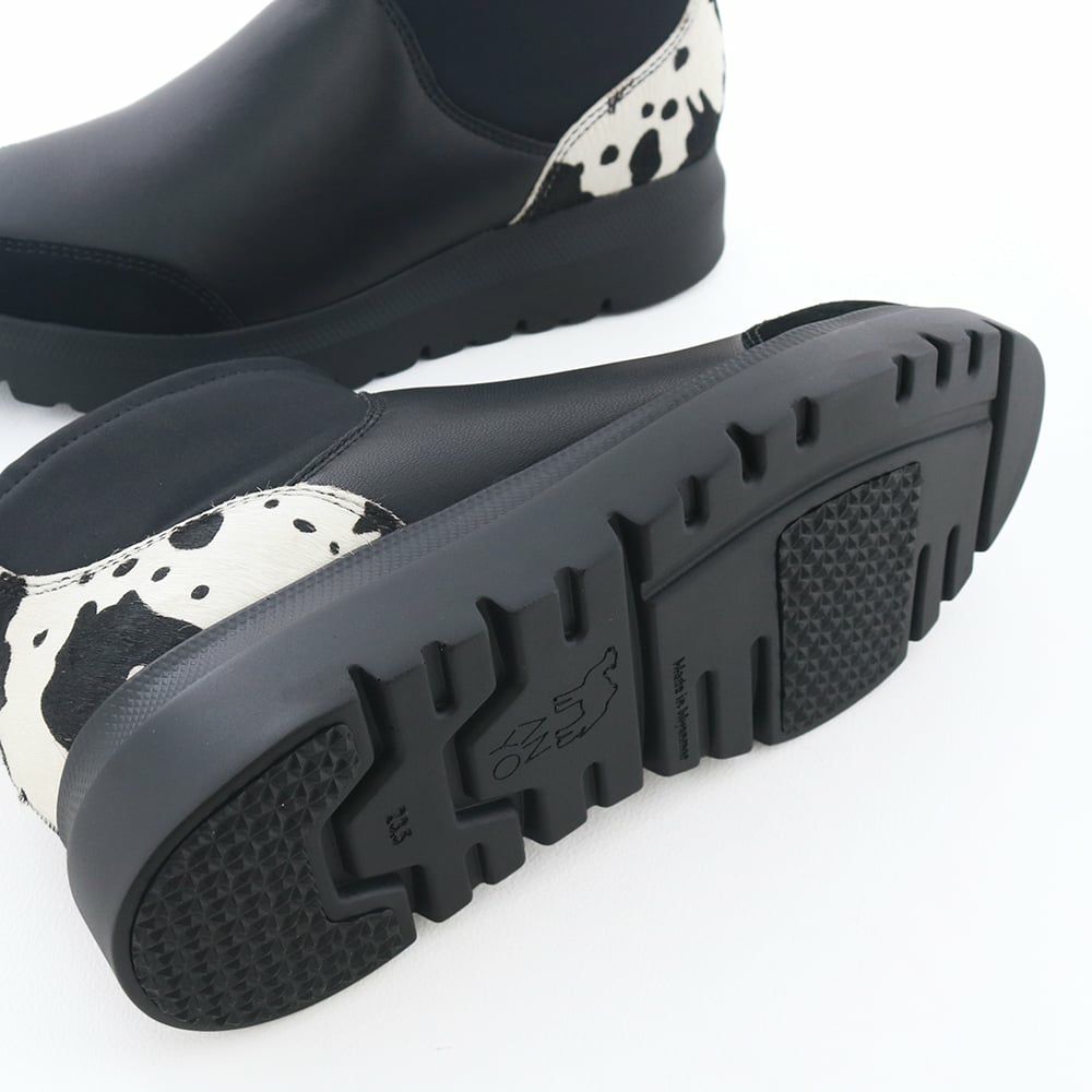 ブランドオリジナルのモールドソールを採用