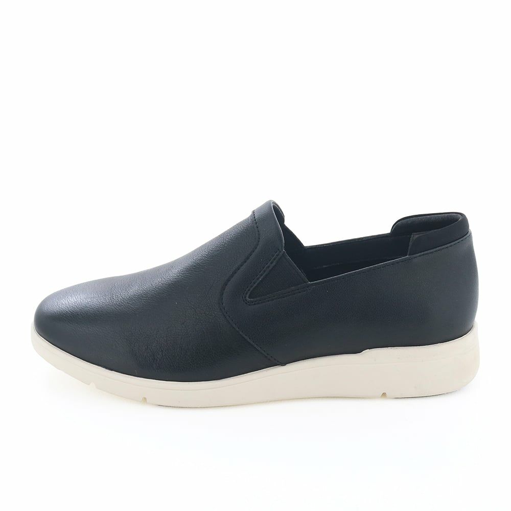 人気の軽量ソールを使用した軽やかなスリッポンシューズ