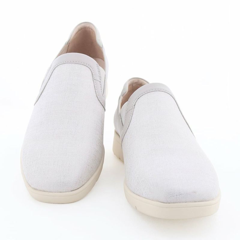 シンプルで使いやすく、大人のデイリーシューズとしておすすめです