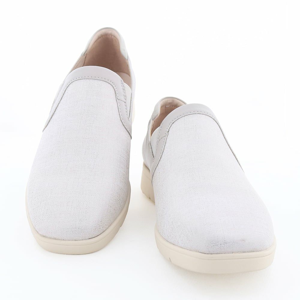 シンプルで使いやすく、大人のデイリーシューズとしておすすめです