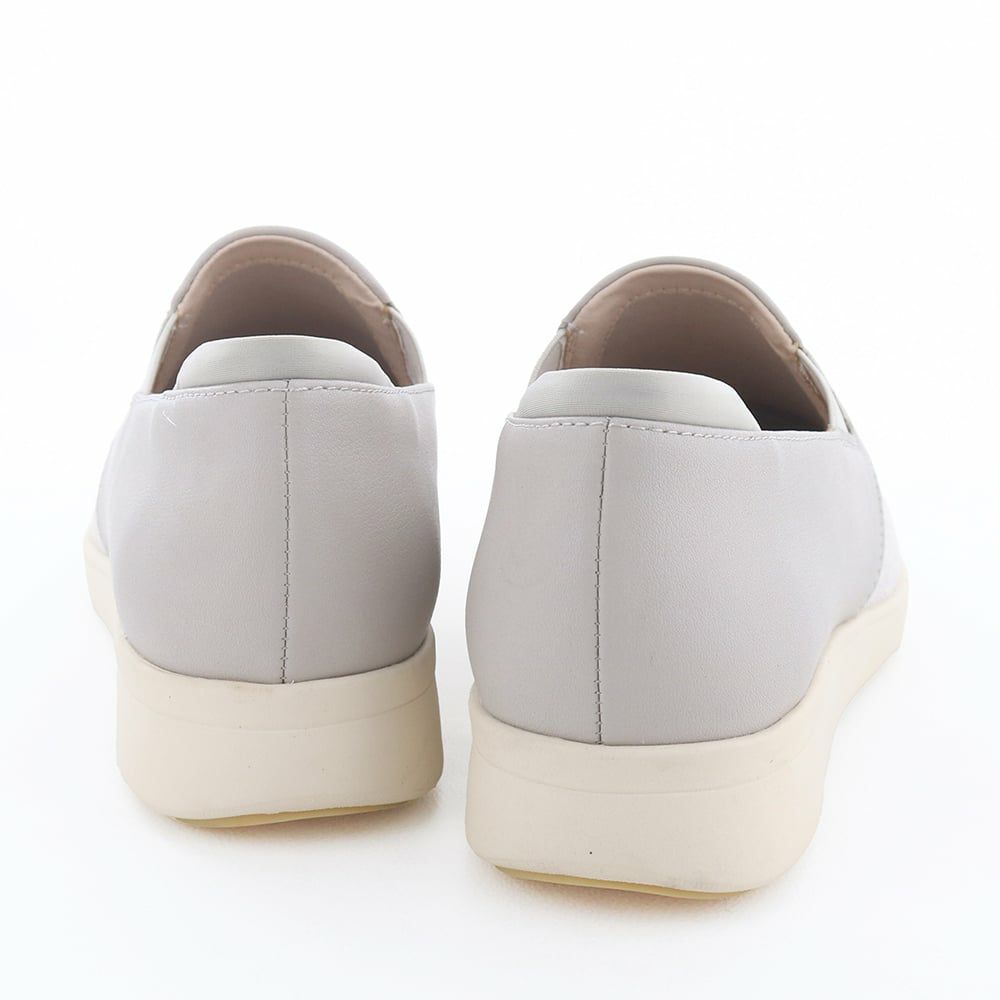 スニーカーのように気軽でありながら、レザーの風合いできちんと感もある一足