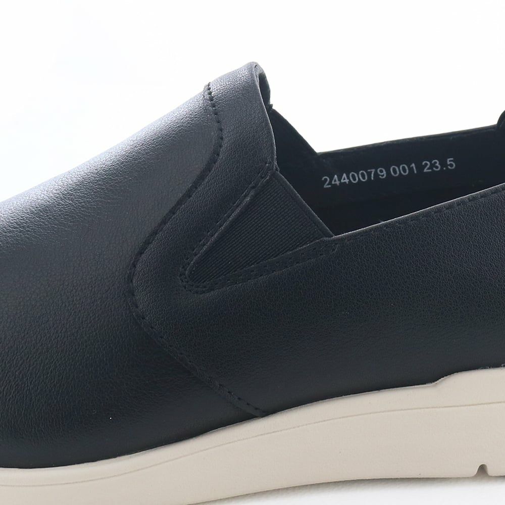 履き口サイドのゴムで足入れがスムーズ