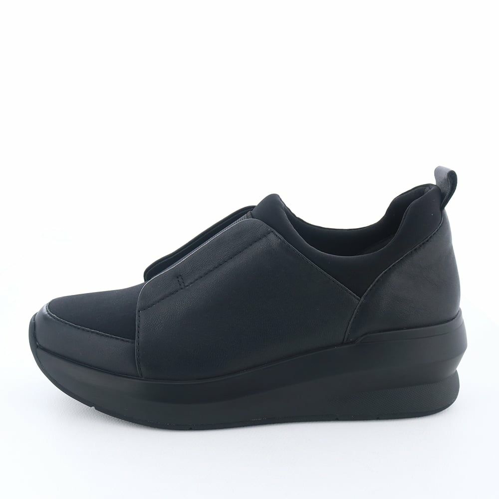 センターゴアで機能的なスリッポンスニーカー