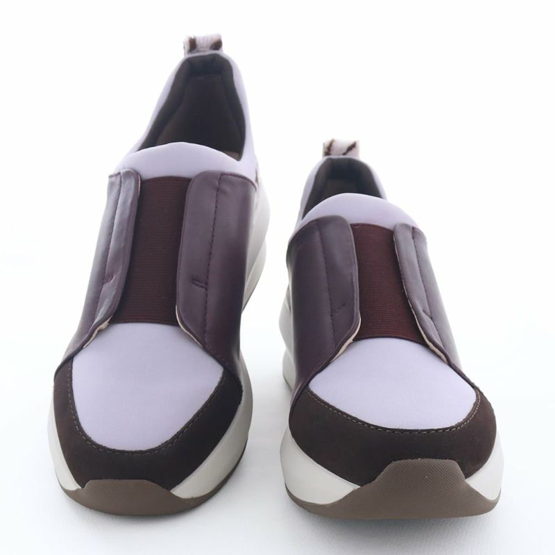 異素材のコンビネーションで存在感のある1足