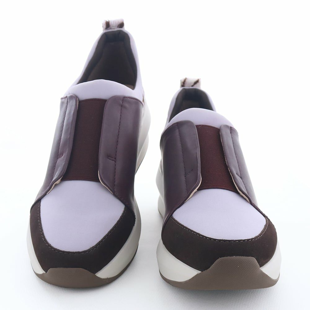 異素材のコンビネーションで存在感のある1足