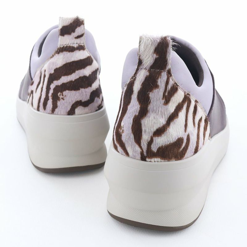 ANYOではおなじみのバックにアニマル柄をあしらったインパクトあるデザイン