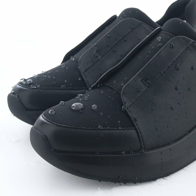 アッパーには撥水加工を施しているので急な雨も慌てない