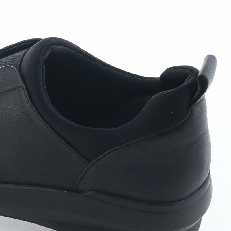 スポンジやクッションを効かせ足あたり良く。履き口もふっくら