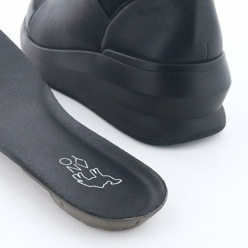 カップ状でかかとをホールド。足の横ずれを防ぎます