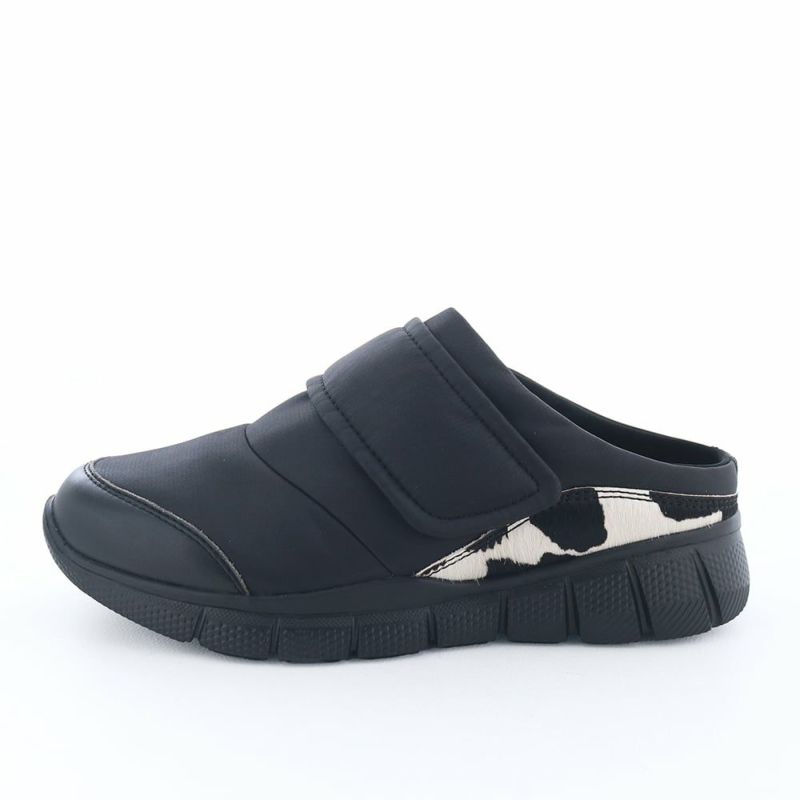 季節の変わり目にぴったりなバックレスデザインのスニーカー