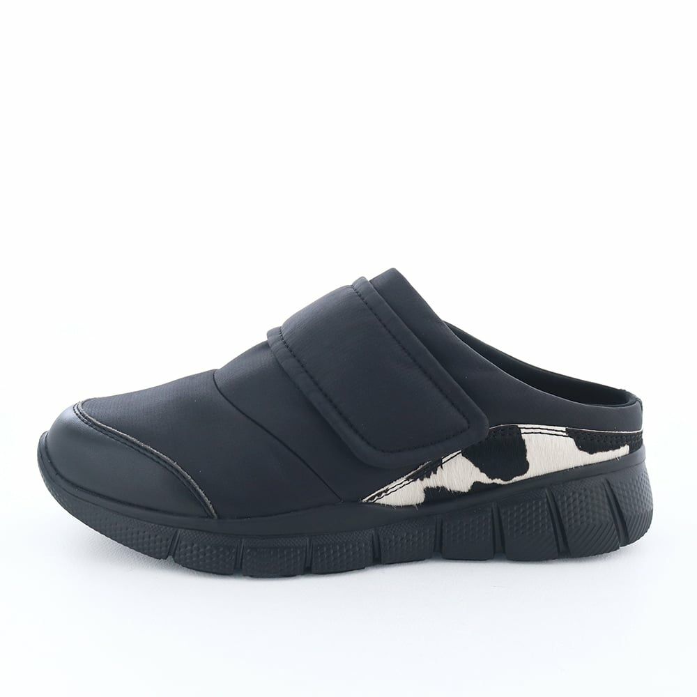 季節の変わり目にぴったりなバックレスデザインのスニーカー