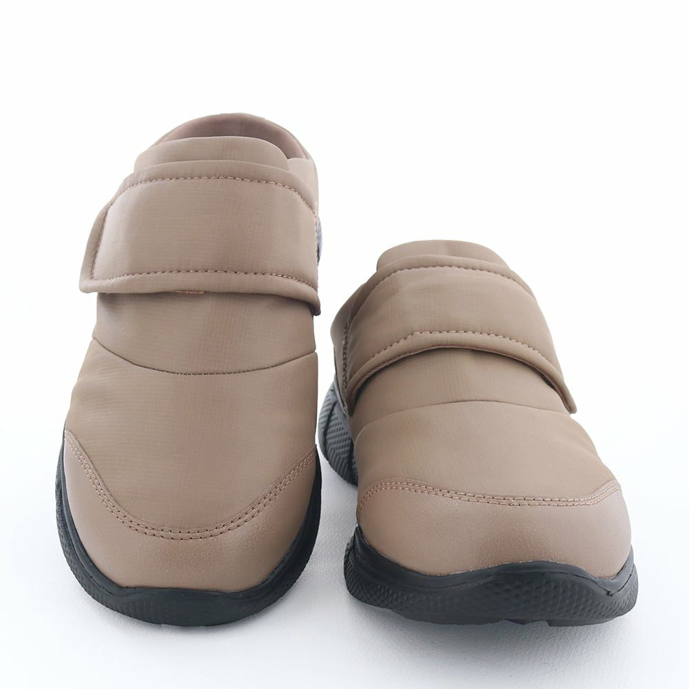 かかとを覆わない抜け感が、足元に軽やかな印象を与えます