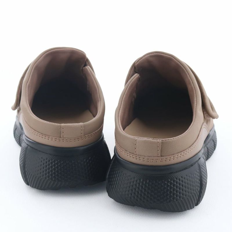 手を使わずにサッと履ける気軽さも魅力です