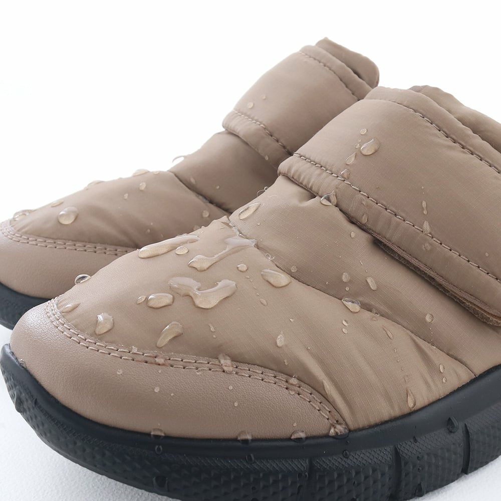 アッパーには撥水加工を施しているので急な雨にも慌てない