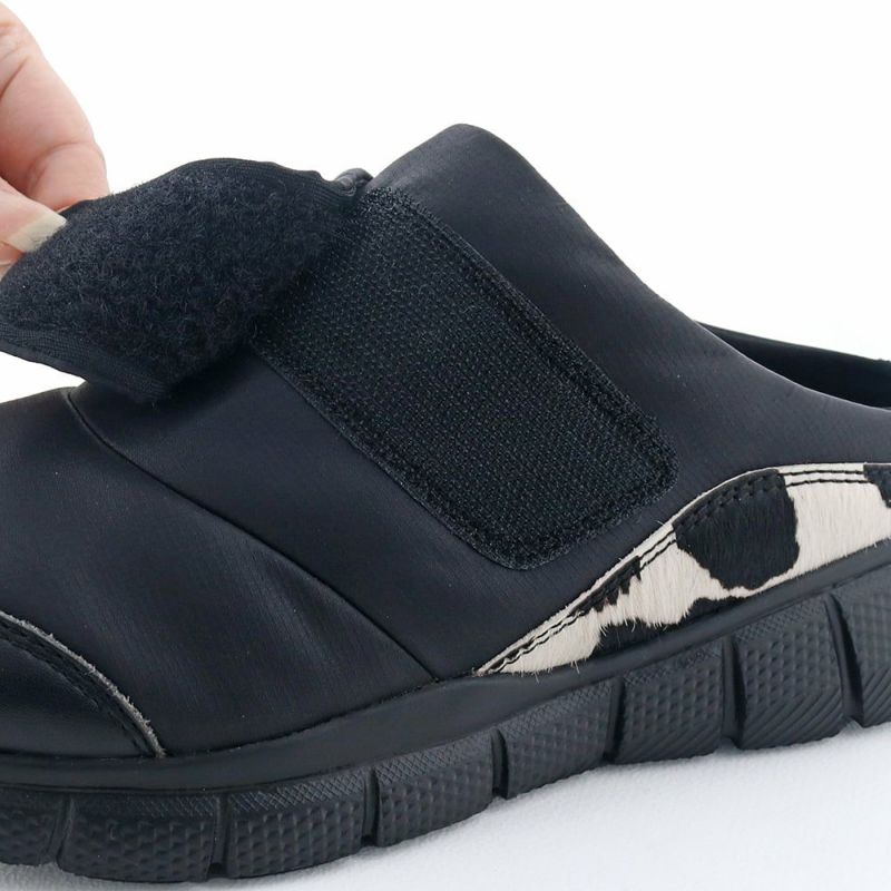 大きな面ファスナーベルトで甲周りを調節できます