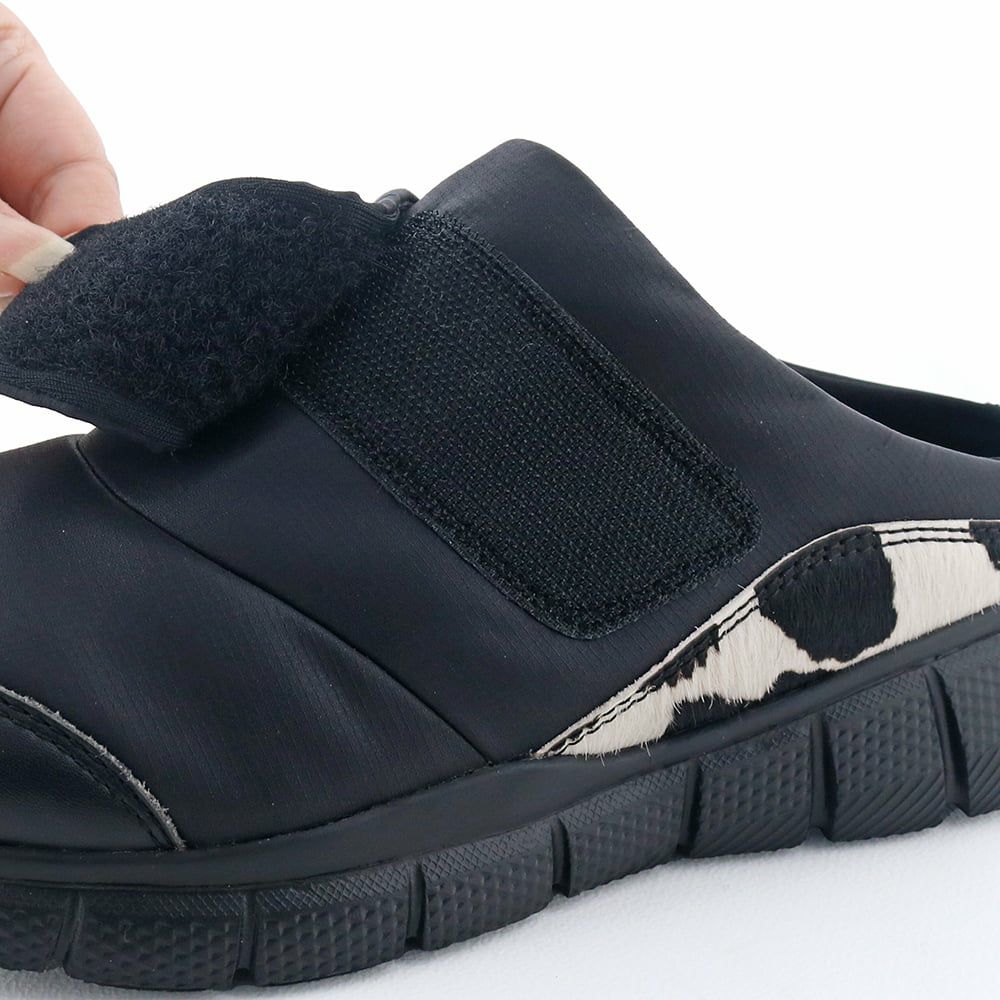 大きな面ファスナーベルトで甲周りを調節できます