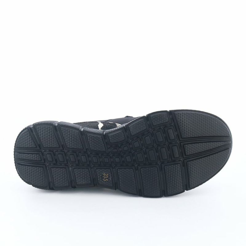 軽量ソールで快適。旅行やキャンプなどの履き替え用としても活躍してくれそう