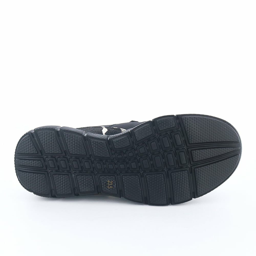 軽量ソールで快適。旅行やキャンプなどの履き替え用としても活躍してくれそう