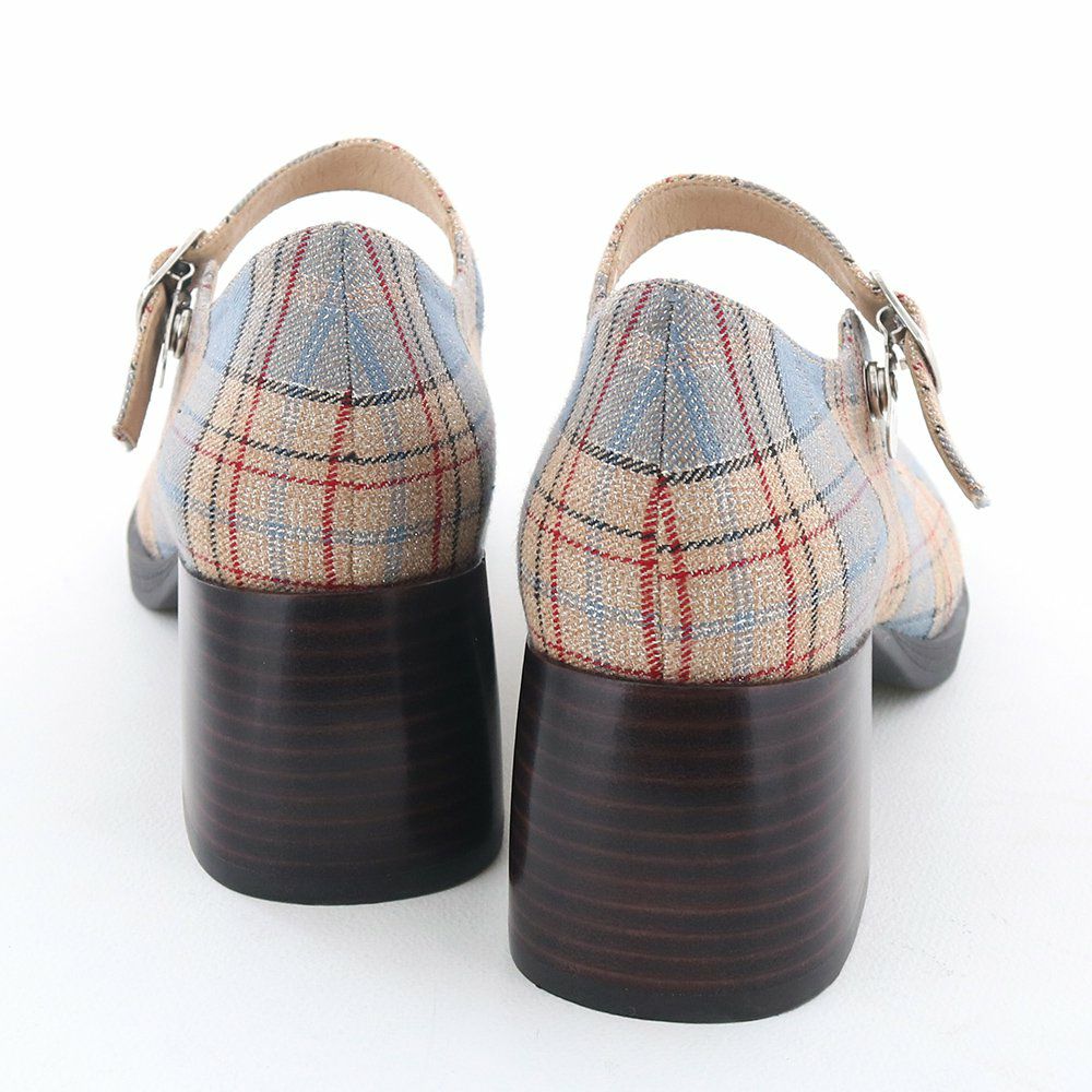 ぷくっと丸みのあるボリュームヒールもポイント